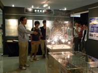 先端研究施設の見学の様子(6)